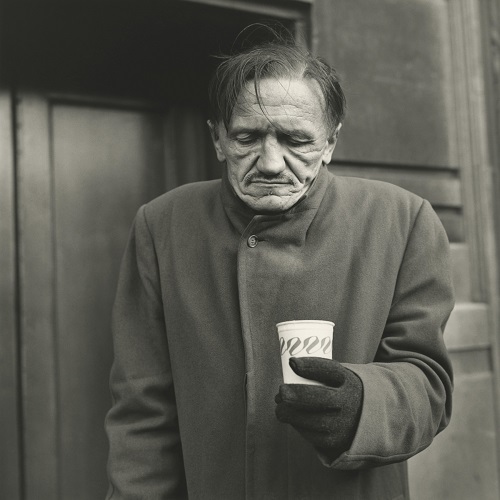 foto por Vivian Maier, Untitled, Man with Coffee. | fotografia vintage photos, black and white portrait photography inspiration, coolstuff | artSelecta imagenes bellas en blanco y negro, fotos vintage, cool pictures -- fotografa Vivian Maier, Untitled, Man with Coffee.