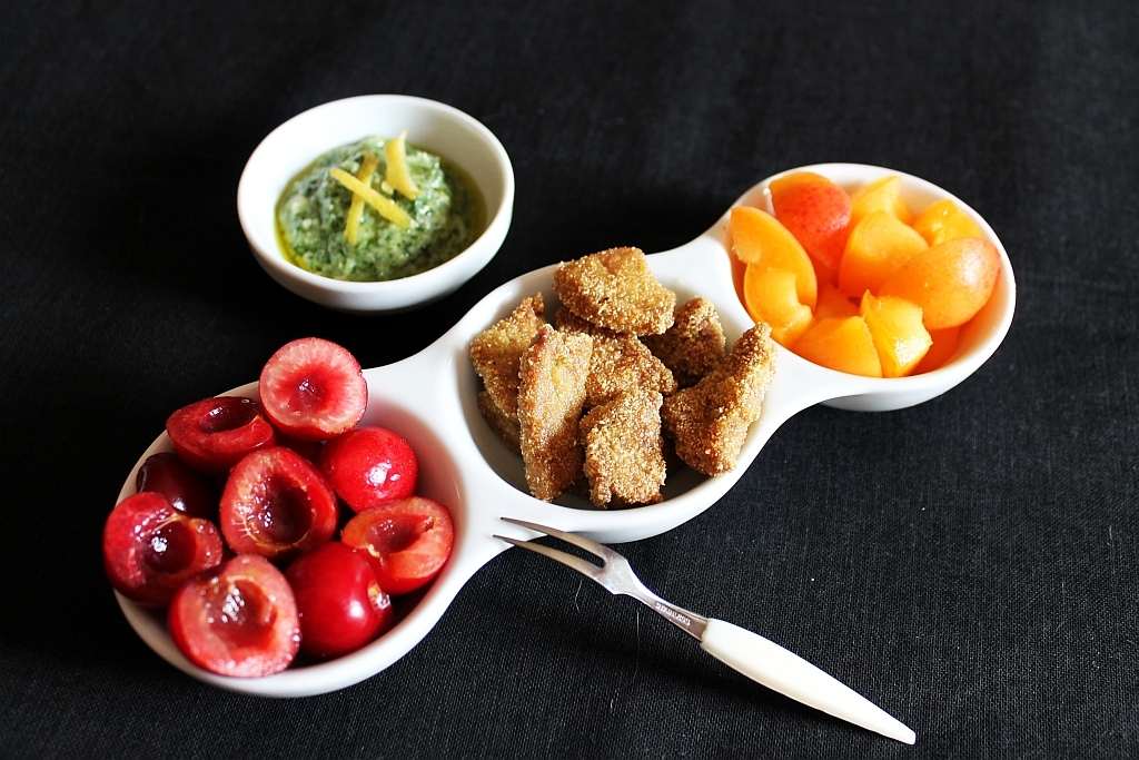 CorradoT Due antipasti estivi con carne speziata, frutta, yoghurt, etc.