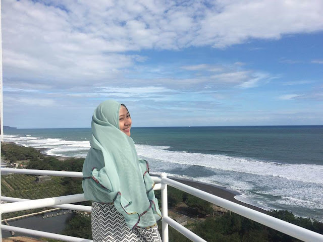 mercusuar pantai goa cemara foto mercusuar pantai goa cemara