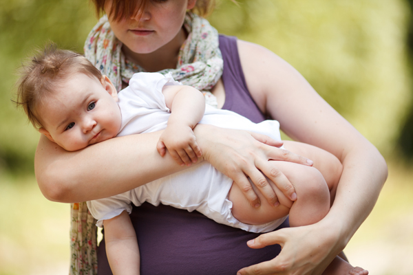 Топике мама. Мать кормит грудью взрослого сына. Фото беренности ребенка. Кормление на животе у мамы. Топ 5 кормящих мам грудью.