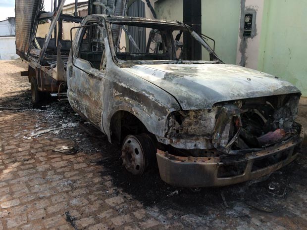 Carro do prefeito de Pindobaçu foi incendiado na madrugada desta terça-feira (Foto: Jairo Silva Júnior/Arquivo pessoal)
