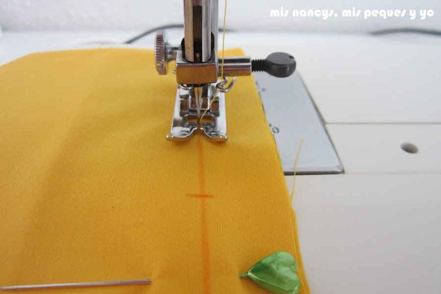 mis nancys, mis peques y yo, tutorial DIY funda de cojín sencilla con cremallera y volante, pespunte