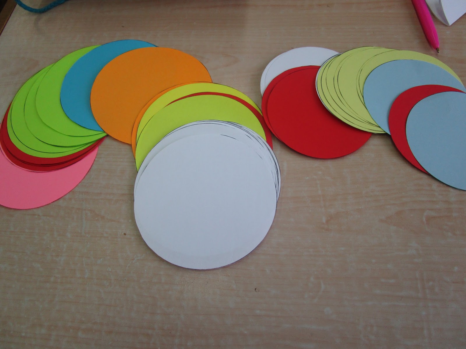 аппликация из кругов. аппликация из цветной бумаги. оригами. аппликация из кругов. кружок из бумаги для детей.