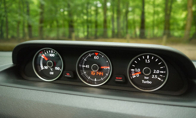 2013 VW Beetle Cabriolet sports gauges