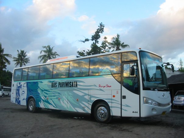 Karya Jasa Jakarta: Mengantar Petualangan Anda dengan Armada Bus Pariwisata Terpercaya