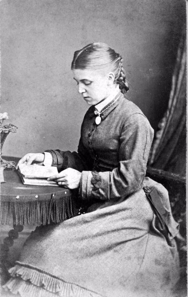 Victorian Readers 51 Fascinating Vintage Photos of Beautiful Teenage