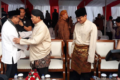 Prabowo Pakai Baju Adat Jawa 