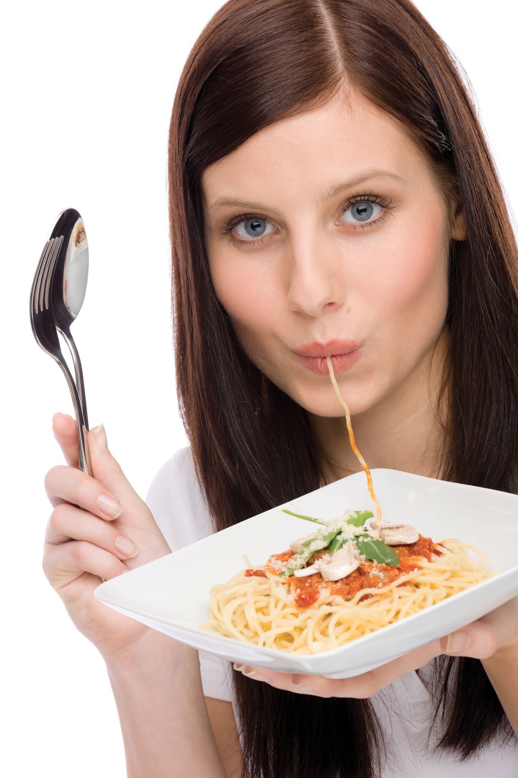 девушка ест в ресторане. девушка с овощами. поедание торта. девушка ест торт. блондинка с большим ртом ест роллы.