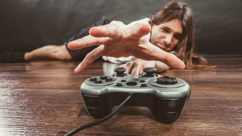 Conceito de jogo jogadores de pessoas jogando videogame online