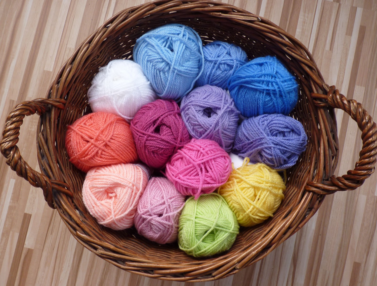 Нитки для вязания крючком. Мотки пряжи с петлями. Крючок и нитки. Клубок ниток со спицами. Мотки пряжи.