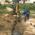 Prefeitura realiza melhorias na rede de esgoto em rua de Santana dos Garrotes