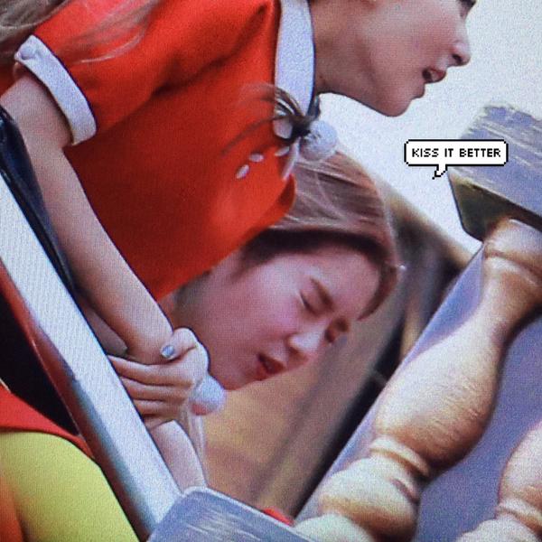 오늘자 카메라 찾는 아이린 | 인스티즈