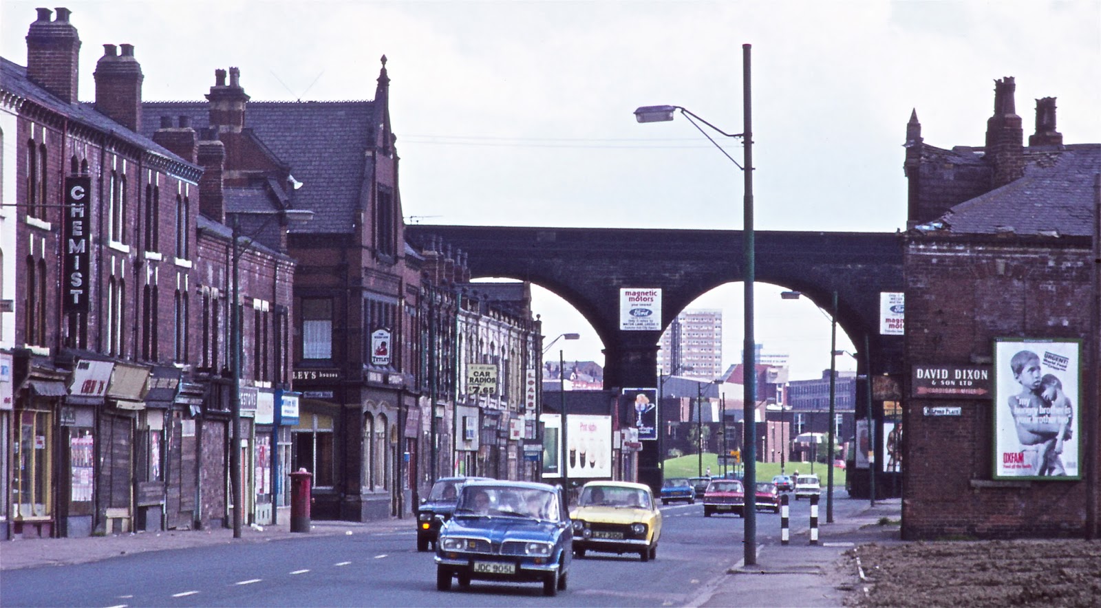 70 Fascinating Vintage Color Photographs That Capture Life in Leeds in