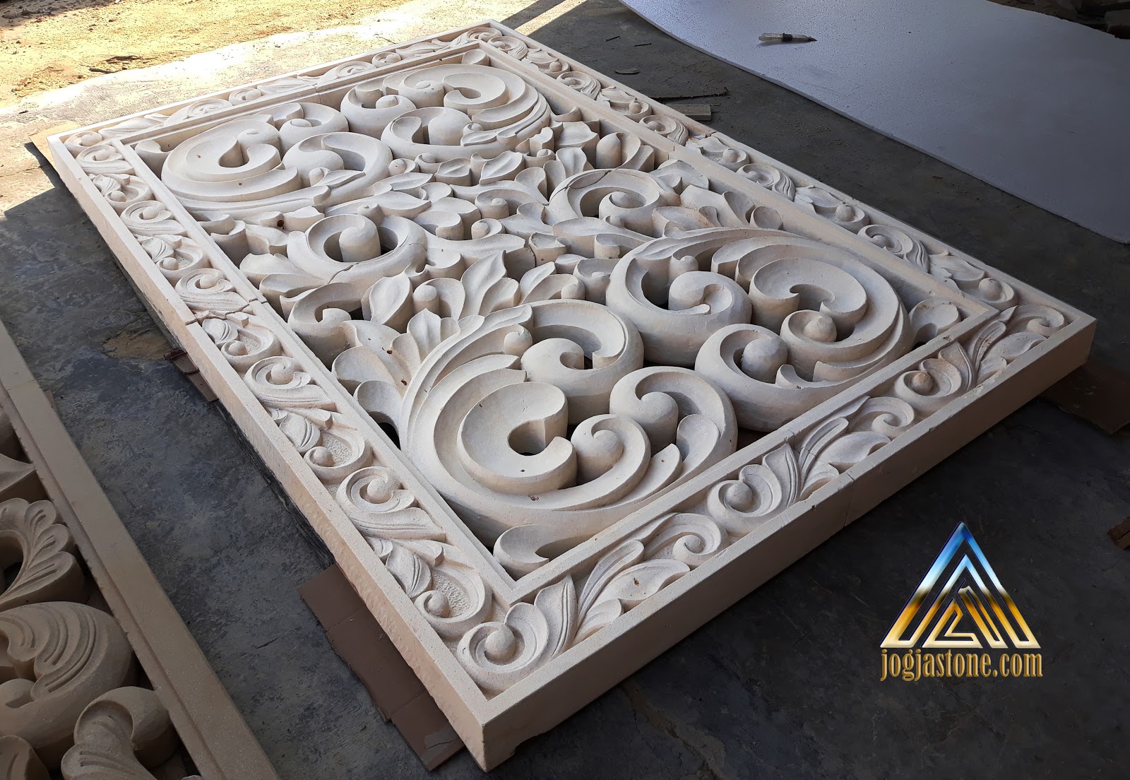 Roster ukiran klasik batu alam