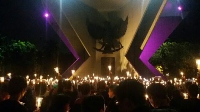 Seperti Cacing Kepanasan, Ahoker Serempak Teriak "Huuuu" Saat Mendengan Azan di Aksi 1000 Lilin Seperti Cacing Kepanasan, Ahoker Serempak Teriak "Huuuu" Saat Mendengan Azan di Aksi 1000 Lilin