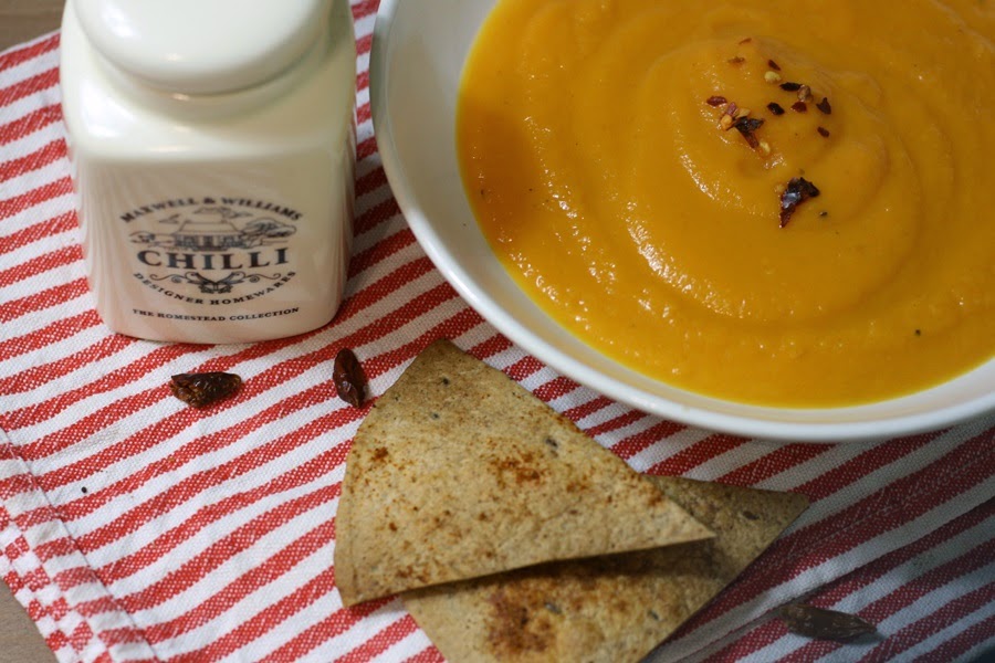 Sekundentakt: scharfe Möhren-Ingwer-Supper mit Wrap-Chips