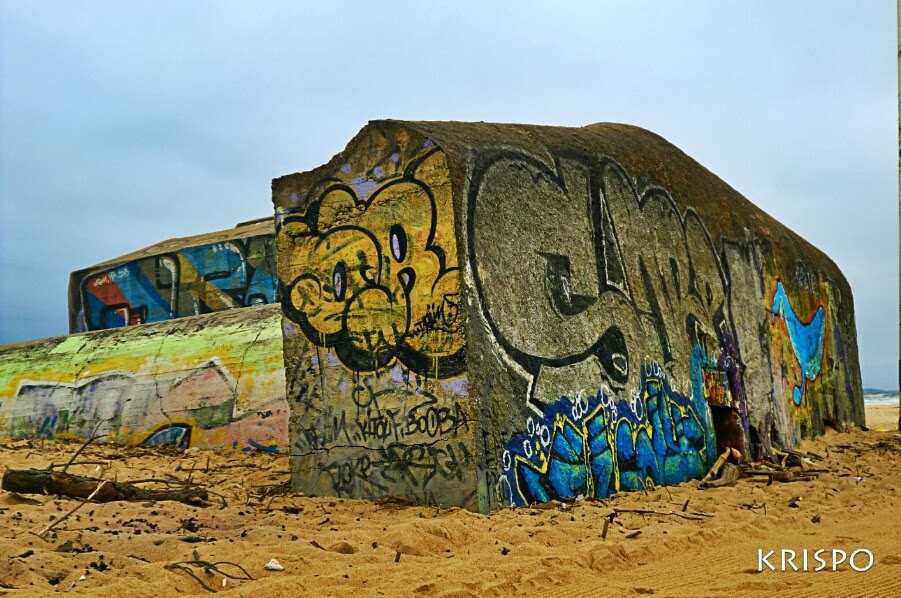graffiti pintado en bunker semienterrado