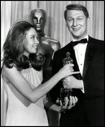 Mike Nichols recibe el Óscar a mejor director de manos de Leslie Caron