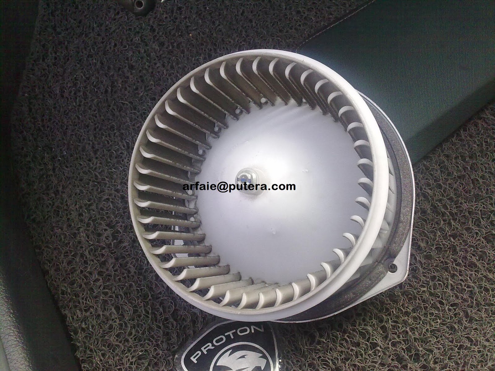 blower aircond tersumbat daun Joanne Newman