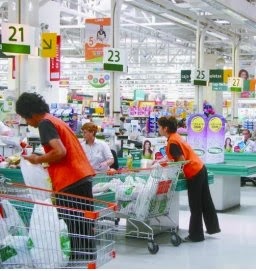 Trabajo de estudiantes en hipermercados