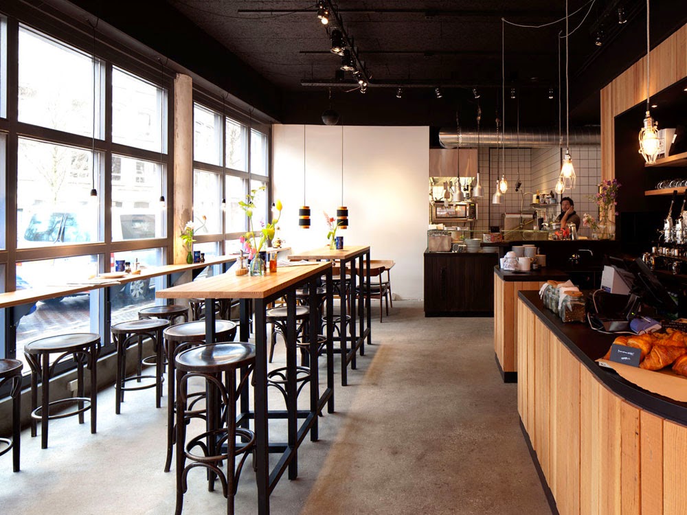 Marzua: Un café cálido y moderno gracias a la madera y el acero