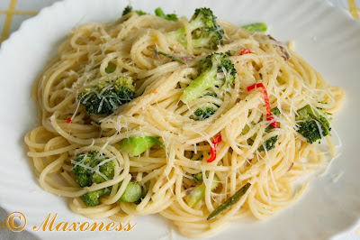 Простые спагетти и салат из помидоров с домашним сыром от Джейми Оливера