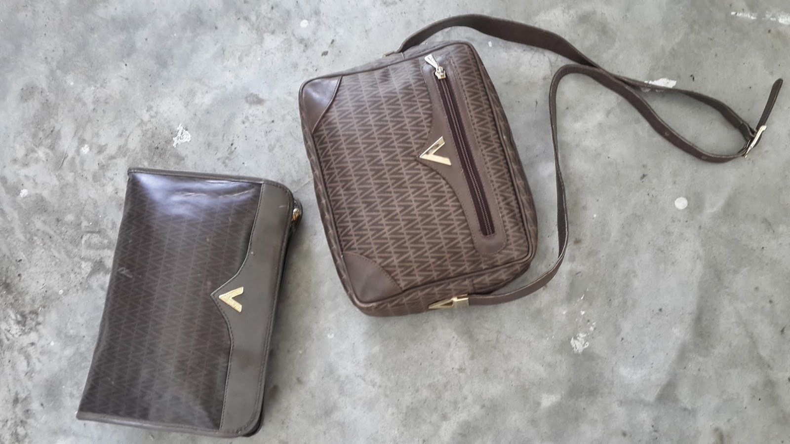 pArT tiMe bUnDLe Authentic Mario Valentino Sling Bag (SOLD)