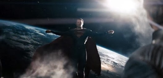 superman extendiendo los brazos frente al sol