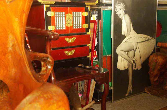 Marilyn Monroe poster,antiques