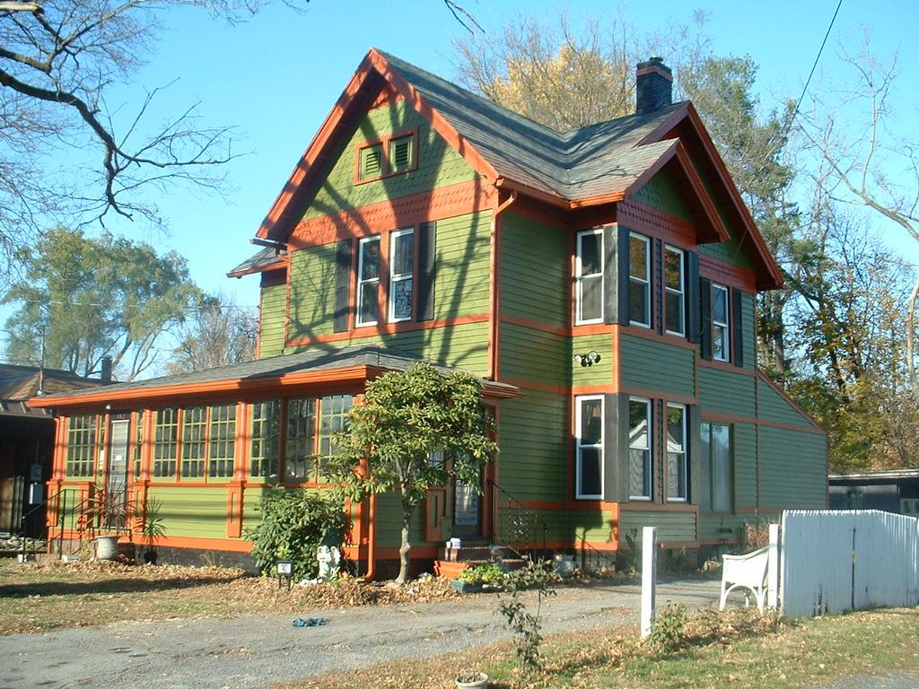 Покрасить дом в зеленый цвет. Зеленый деревянный дом. Цвета фасадов деревянных домов. Цветные деревянные дома. Дом с зеленым фасадом.