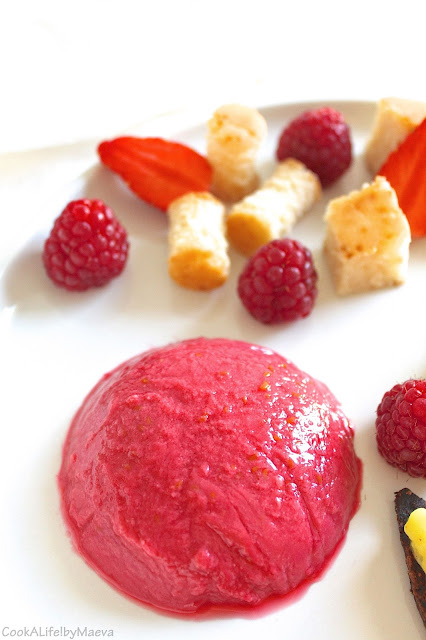 Cook A Life! by Maeva • Dessert "géométrique", variations de textures : mousse, crème pâtissière, génoise, fraises et framboises - Bataille Food #36 (vegan, sans lactose)