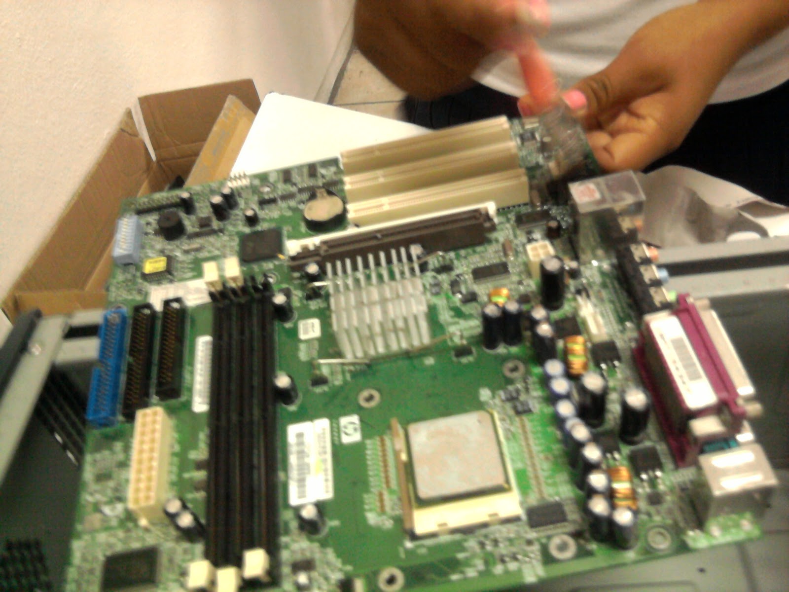 Mantenimiento a pc: LIMPIEZA DE LAS TARJETAS DEL GABINETE