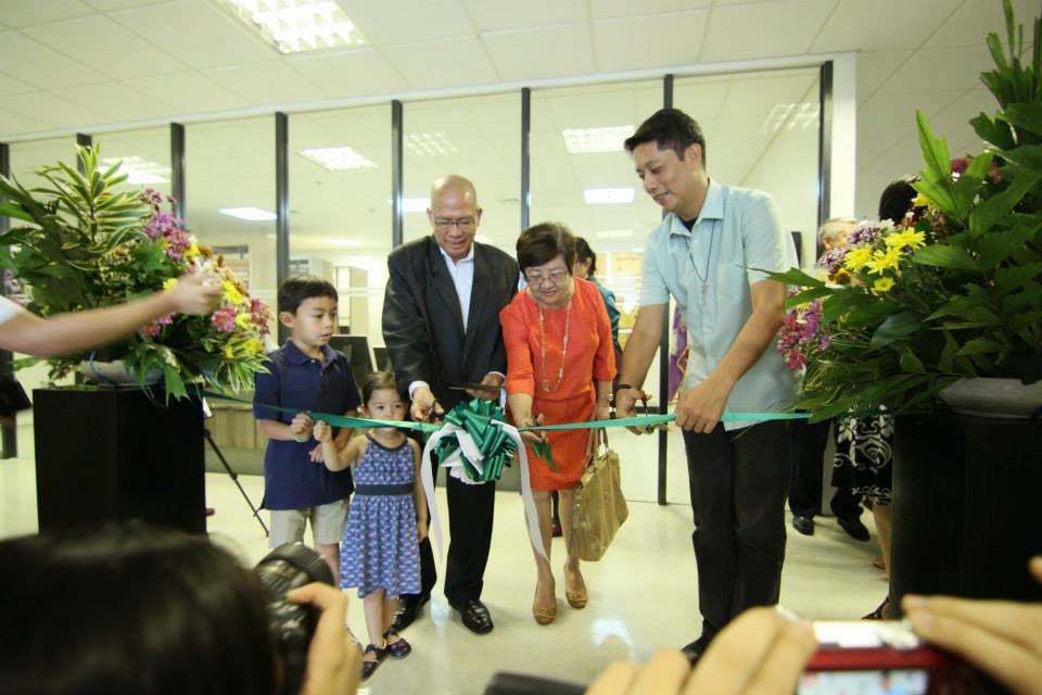 Dr. Cruz Turns over Personal Collection to DLSU