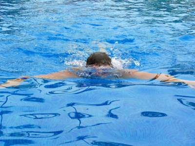 Ketika berenang gaya bebas posisi wajah menghadap ke