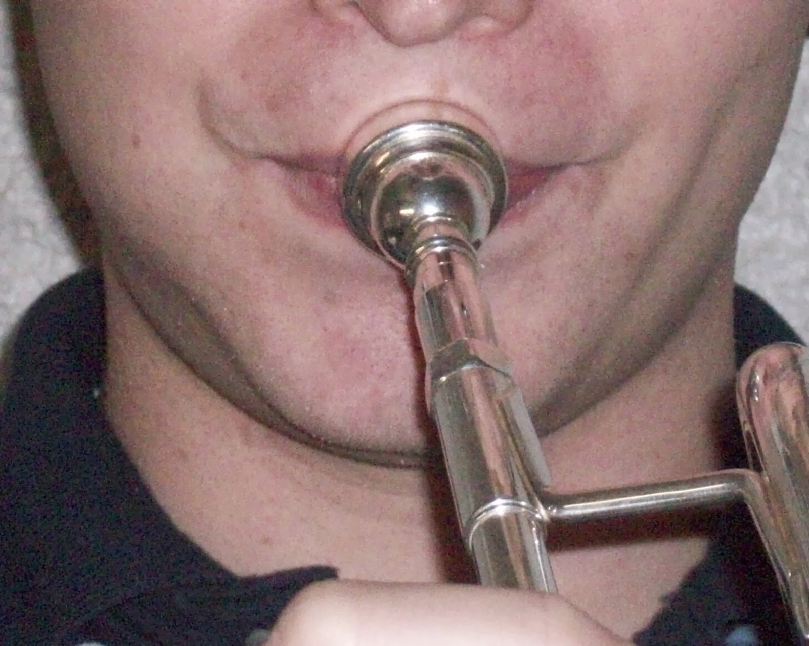 Бас труба звук. Звуковая труба. Амбушюр трубача. Трубный звук. Звук трубы.