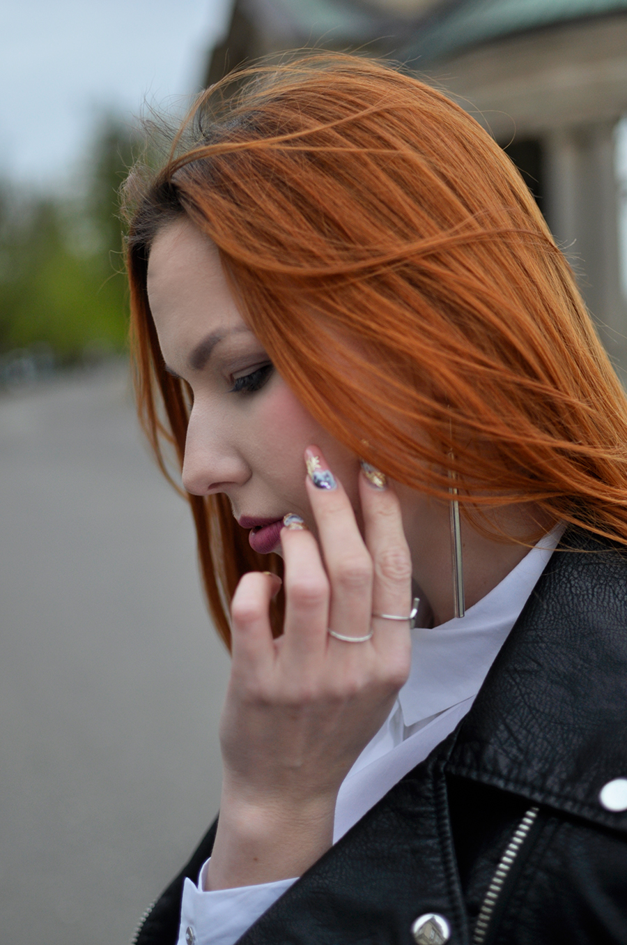 BIAŁA KOSZULA I SPODNIE Z ZAPIĘTKAMI