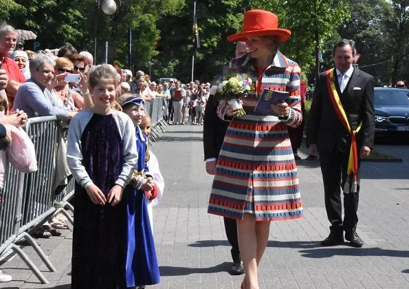 Queen Mathilde attended Marian Procession in Halle. Marian Procession is also called as Mariaprocessie. Queen Mathilde wore Natan coat, dress