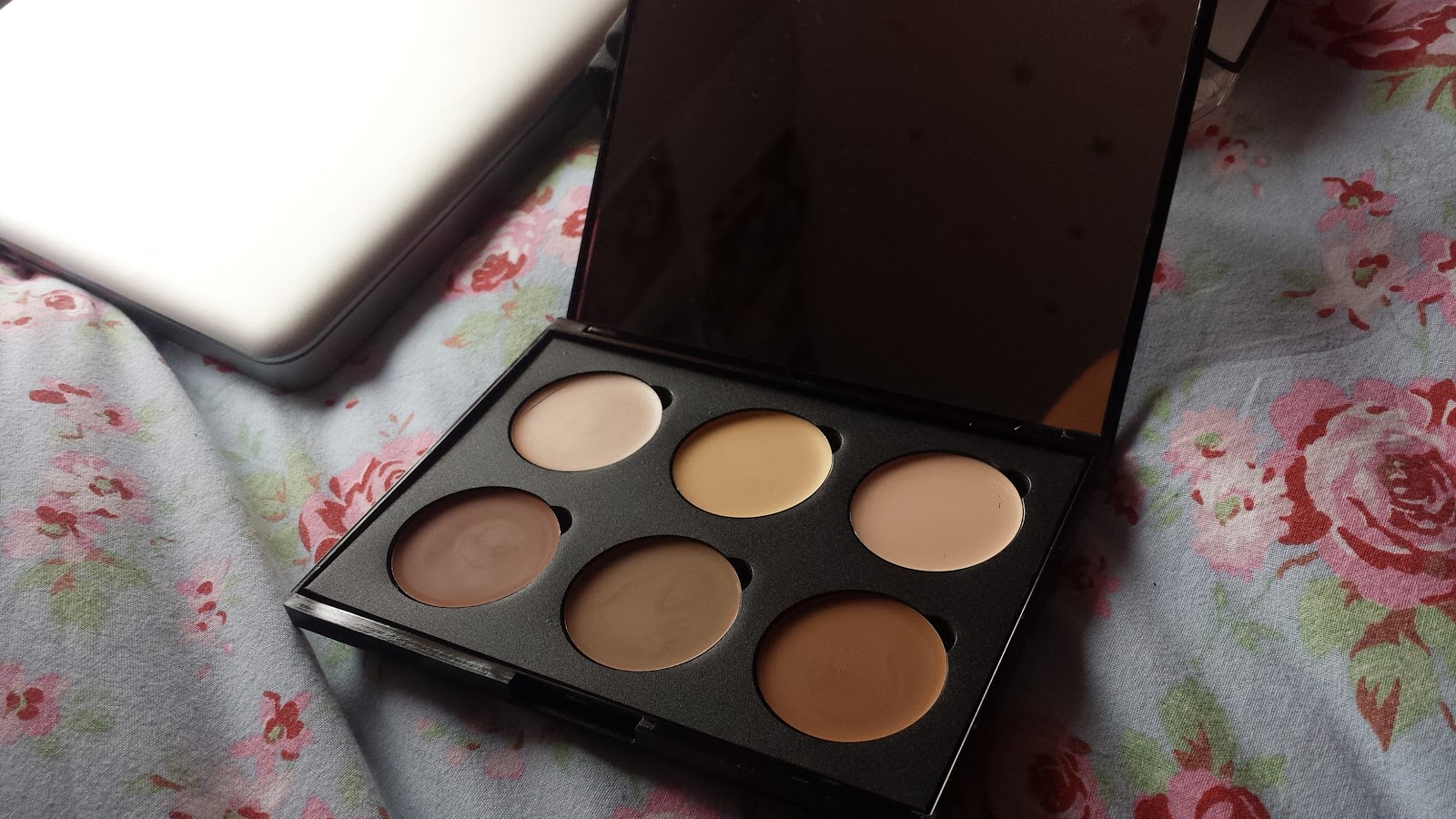 Insight of Emily Iconic London Cream Contour Palette REVIEW