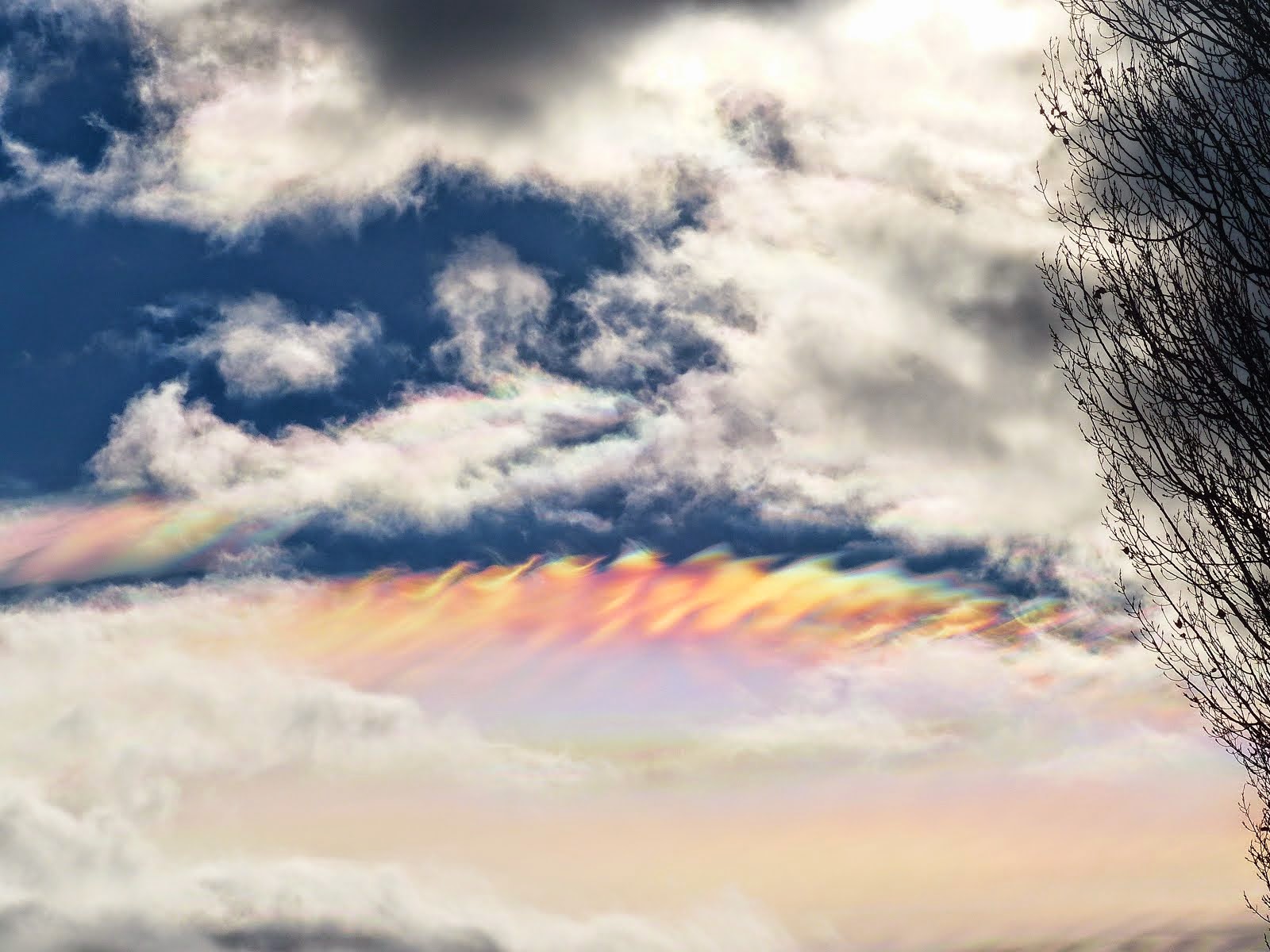 Augenfällig - irisierende Wolken überm See