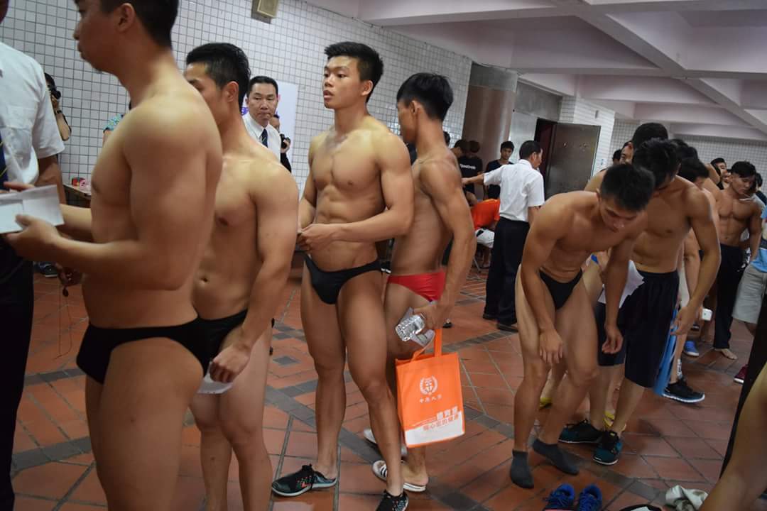 Hé lộ hình ảnh các chàng trai "chuẩn men" nude khám NVQS tại Trun...