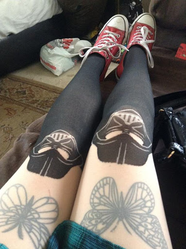 Tatuagem de borboleta design de mulheres de coxa, olhar sexy