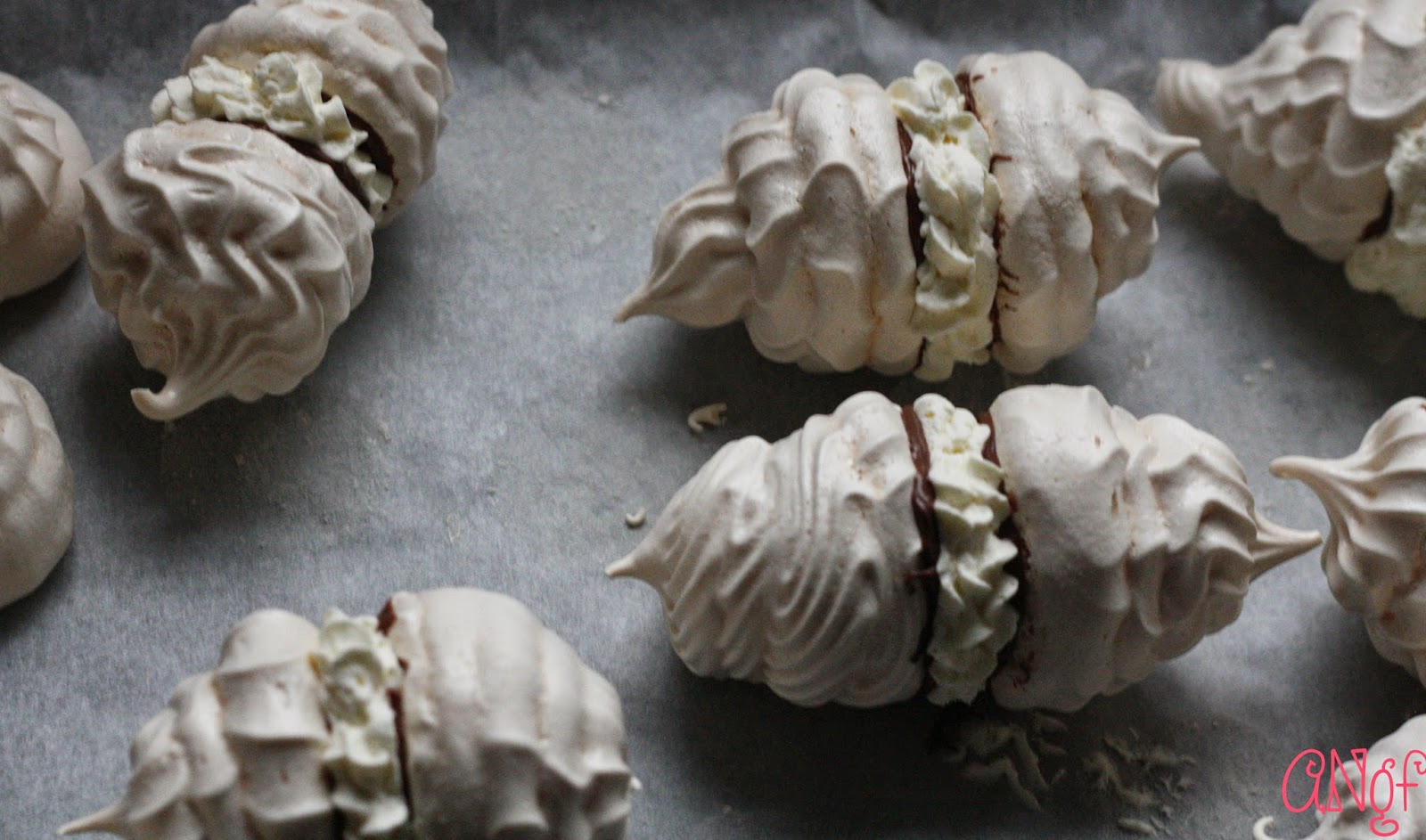 Overview of gluten free meringue kisses from Anyonita-nibbles.co.uk