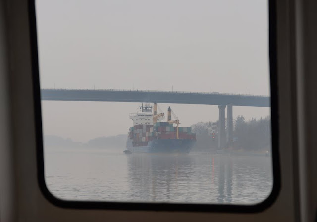 Einfach mal Fähre fahren: Mit dem Adler I von Kiel-Wik nach Holtenau und zurück. Viele große Pötte wie das Containerschiff Hooge sind auf dem Kanal zu sehen.