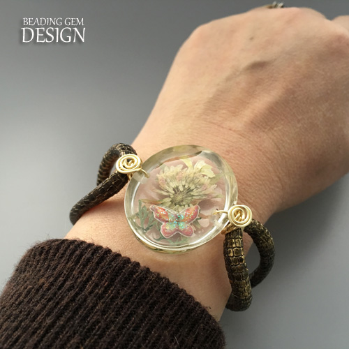 How to Make Pressed Flower Resin Jewelry Part 1 / The Beading Gem