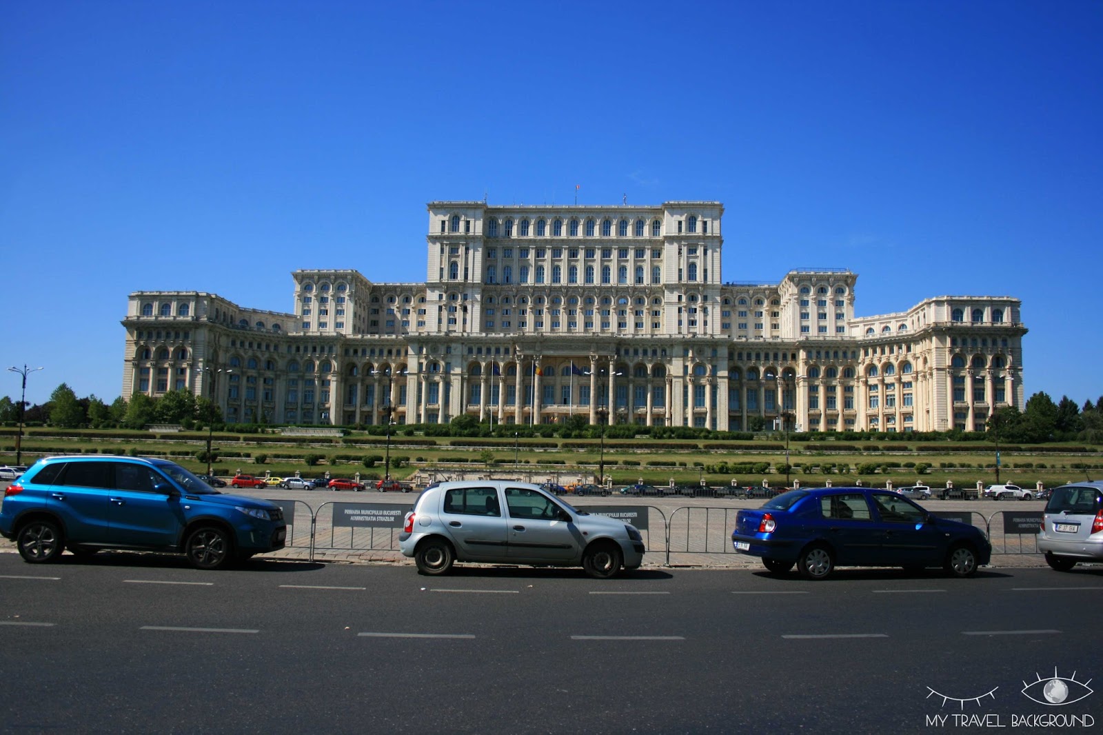 My Travel Background : mon Road Trip en Europe en train avec le pass Interrail, itinéraire, budget & co ! - Bucarest, Roumanie, le Parlement