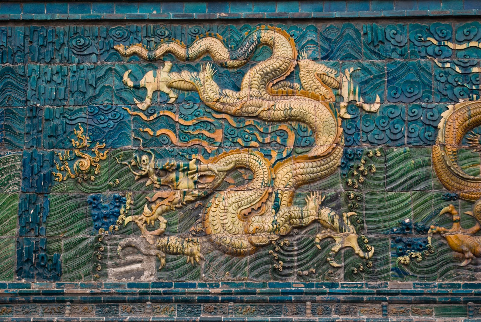 В китае девять. Стена девяти драконов в запретном городе. Стена девяти драконов в Пекине. Стена 9 драконов. Стена девяти драконов в Китае.