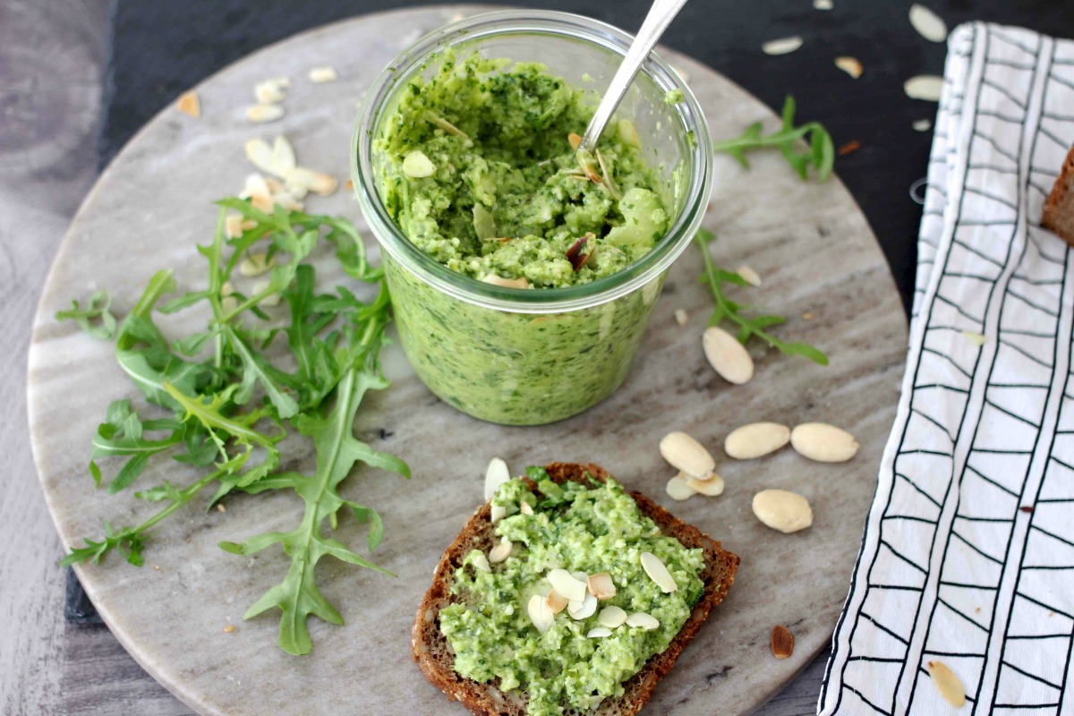 HOME OF HAPPY: ZUCCHINICREME MIT RUCOLA UND GERÖSTETEN MANDELN