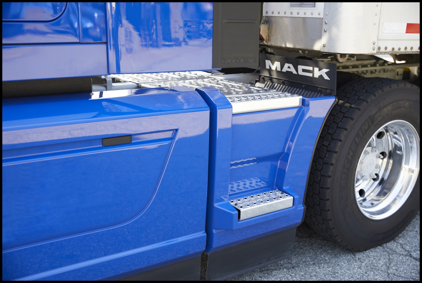 Blog New Extended Chassis Fairings for Mack Anthem