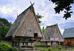 2 Rumah Adat Sulawesi Tengah - TradisiKita, Indonesia