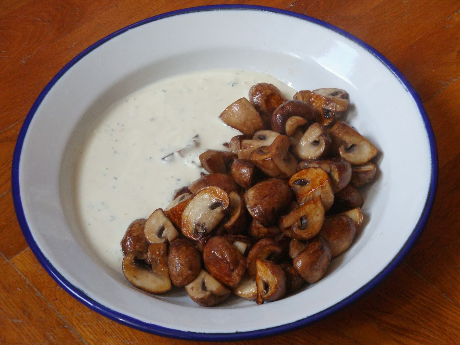 Gourmandises végétariennes: Champignons mit Knoblauchsauce
